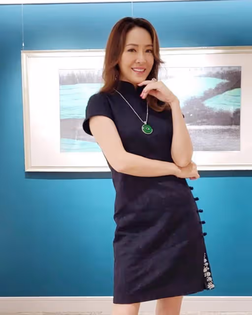 港姐冠軍向海嵐近況，穿旗袍戴大翡翠顯高貴，47歲開珠寶店成富婆