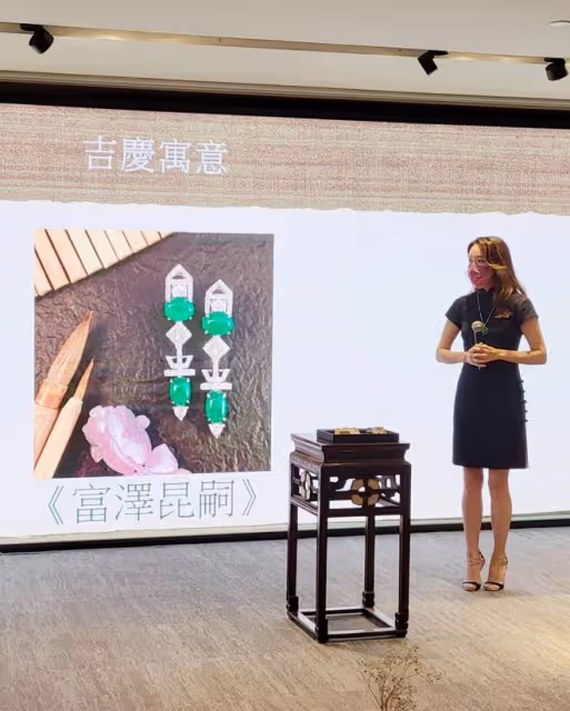 港姐冠軍向海嵐近況，穿旗袍戴大翡翠顯高貴，47歲開珠寶店成富婆