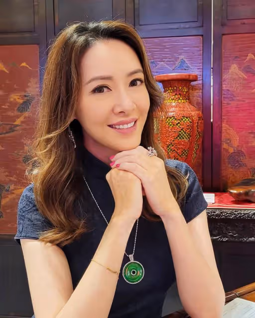 港姐冠軍向海嵐近況，穿旗袍戴大翡翠顯高貴，47歲開珠寶店成富婆