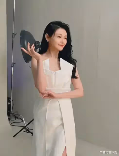 女神大S終於復工了,狀態不錯,身材又恢復成了少女般苗條纖細的模樣,想不到啊!