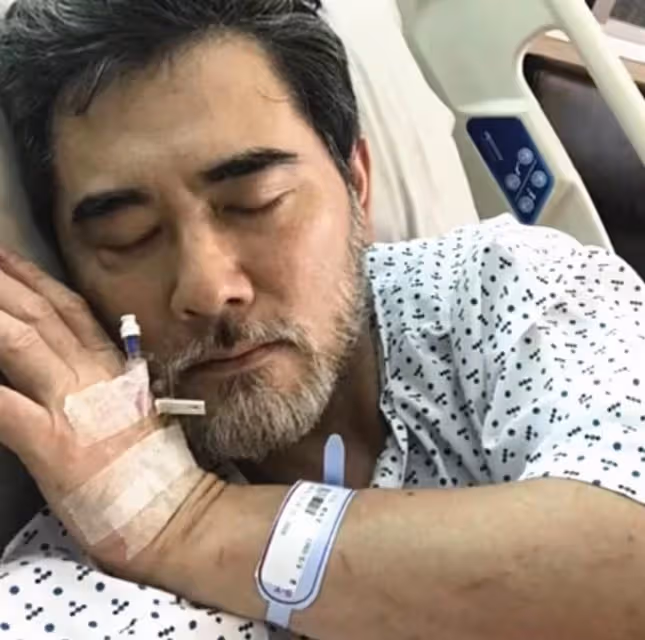 61歲國民男神「退休生活」令人羨慕,每天「招貓逗狗」,獨居800㎡豪宅:比從前快樂!