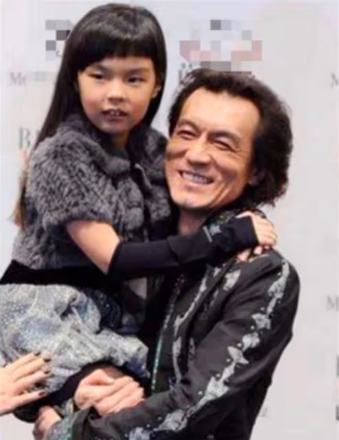 法圖麥罕見曬美照,穿黑色緊身裙秀好身材,高顏值遺傳爸爸李詠