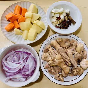 叮，土豆燉雞塊來啦，超級下飯！湯汁和米飯絕配😋