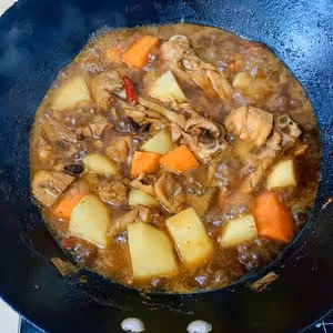 叮，土豆燉雞塊來啦，超級下飯！湯汁和米飯絕配😋