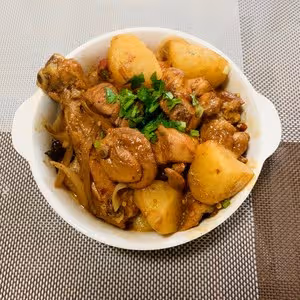 叮，土豆燉雞塊來啦，超級下飯！湯汁和米飯絕配😋