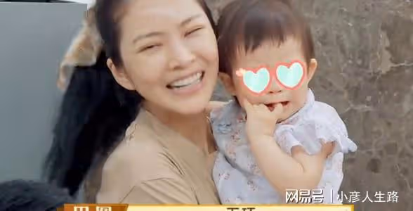巴圖唱歌嚇哭杜淳女兒，王燦素顏真實，和杜淳嘴對嘴親吻秀恩愛