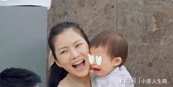 巴圖唱歌嚇哭杜淳女兒，王燦素顏真實，和杜淳嘴對嘴親吻秀恩愛