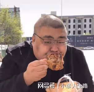 胖猴仔重操舊業做吃播,大口吃肉香到搖頭,網友:離反彈不遠了