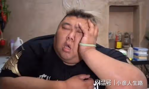 胖猴仔重操舊業做吃播,大口吃肉香到搖頭,網友:離反彈不遠了