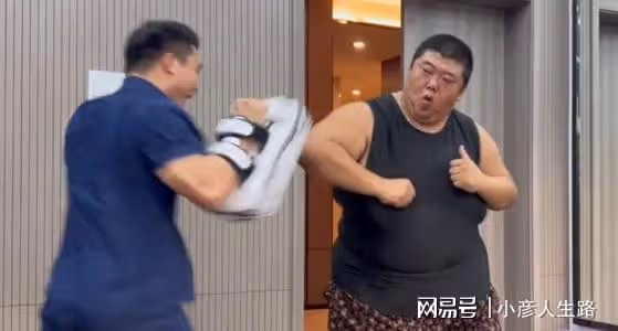 胖猴仔重操舊業做吃播,大口吃肉香到搖頭,網友:離反彈不遠了