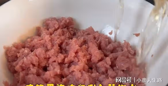 胖猴仔重操舊業做吃播,大口吃肉香到搖頭,網友:離反彈不遠了