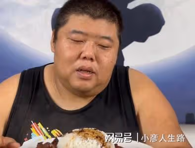 胖猴仔重操舊業做吃播,大口吃肉香到搖頭,網友:離反彈不遠了