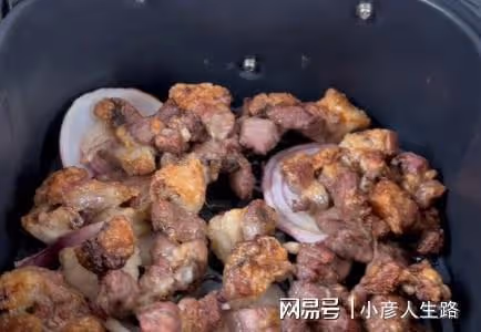 胖猴仔重操舊業做吃播,大口吃肉香到搖頭,網友:離反彈不遠了
