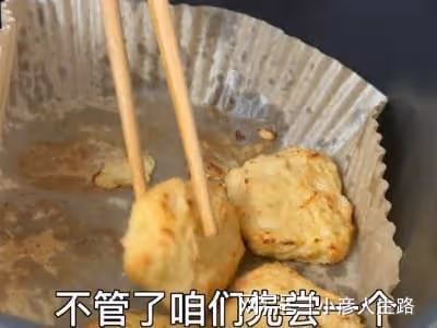 胖猴仔重操舊業做吃播,大口吃肉香到搖頭,網友:離反彈不遠了