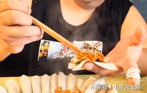 胖猴仔重操舊業做吃播,大口吃肉香到搖頭,網友:離反彈不遠了