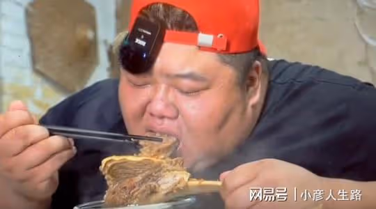 胖猴仔重操舊業做吃播,大口吃肉香到搖頭,網友:離反彈不遠了