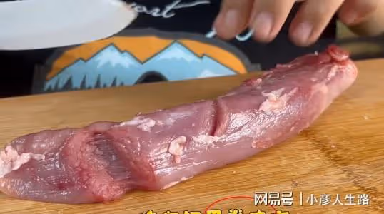 胖猴仔重操舊業做吃播,大口吃肉香到搖頭,網友:離反彈不遠了