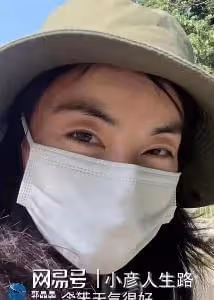 豪門媳婦郭晶晶素顏爬山,路邊賣力壓腿秀肌肉