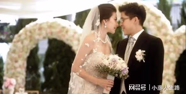 豪門媳婦郭晶晶素顏爬山,路邊賣力壓腿秀肌肉