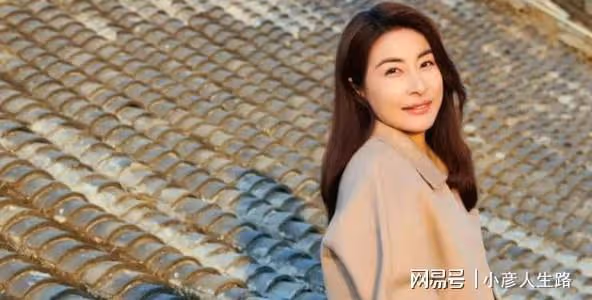 豪門媳婦郭晶晶素顏爬山,路邊賣力壓腿秀肌肉
