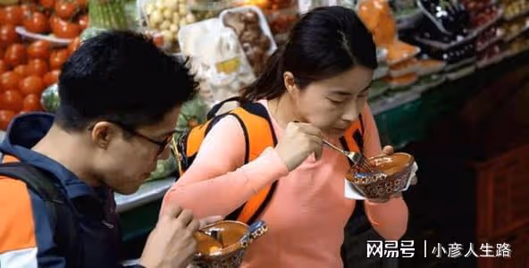 豪門媳婦郭晶晶素顏爬山,路邊賣力壓腿秀肌肉