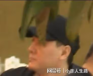 肥肚腩、大眼袋、憔悴老態,離婚後的馮紹峰怎麼變成這樣了?