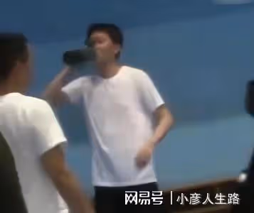肥肚腩、大眼袋、憔悴老態,離婚後的馮紹峰怎麼變成這樣了?