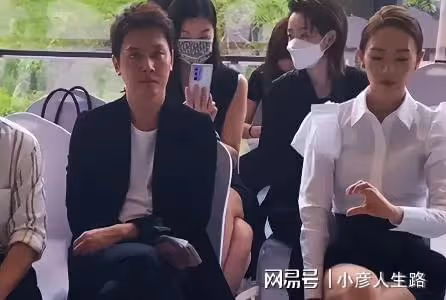 肥肚腩、大眼袋、憔悴老態,離婚後的馮紹峰怎麼變成這樣了?