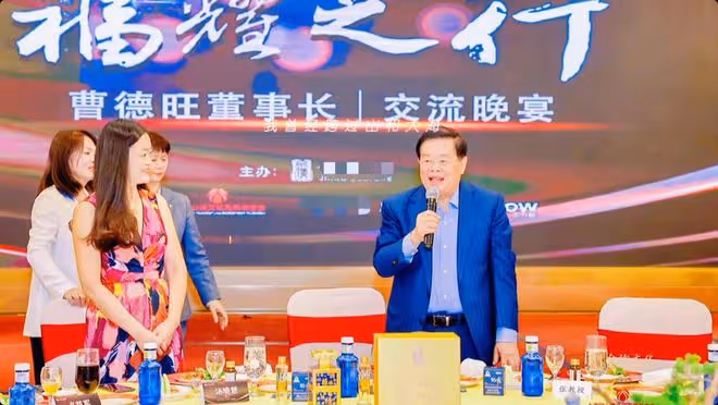 中國首善曹德旺曝近況!現身酒會喝10元礦泉水,與眾網紅合影敬酒