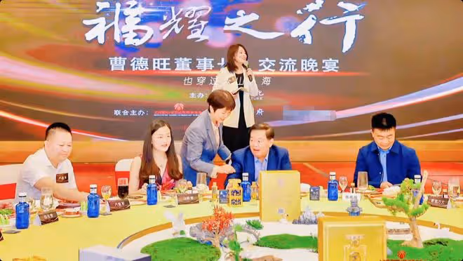 中國首善曹德旺曝近況!現身酒會喝10元礦泉水,與眾網紅合影敬酒