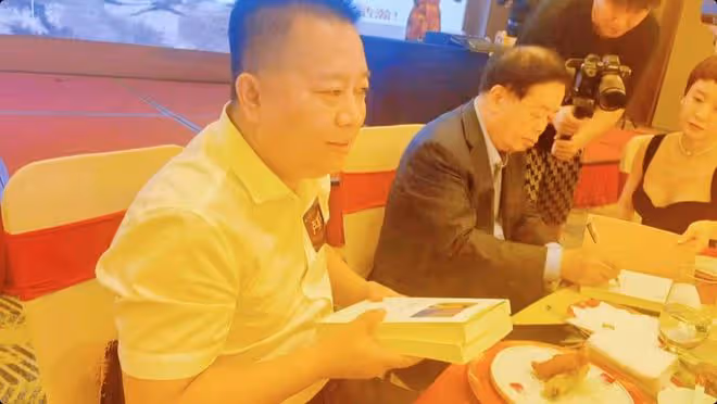 中國首善曹德旺曝近況!現身酒會喝10元礦泉水,與眾網紅合影敬酒