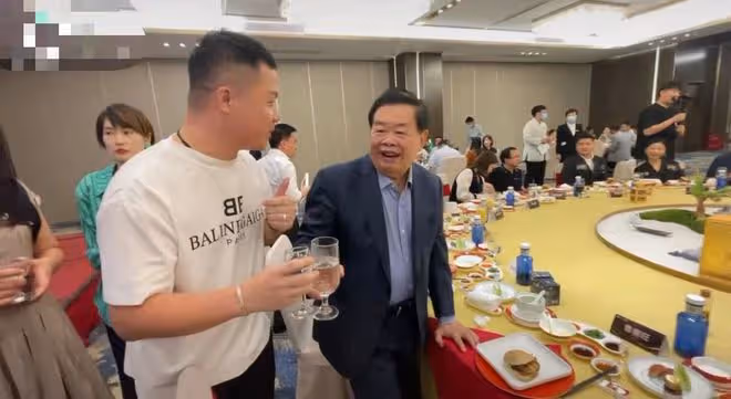 中國首善曹德旺曝近況！現身酒會喝10元礦泉水，與眾網紅合影敬酒