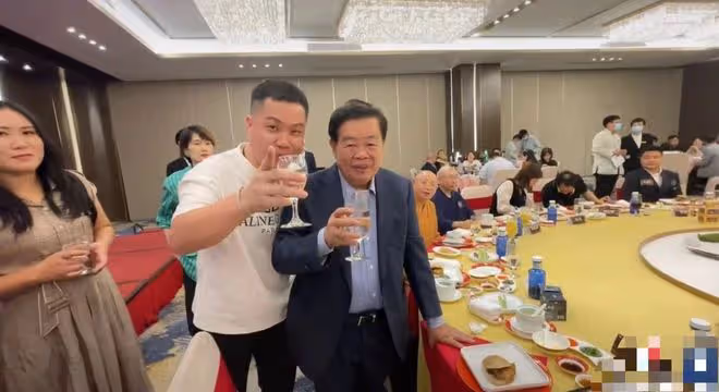 中國首善曹德旺曝近況！現身酒會喝10元礦泉水，與眾網紅合影敬酒