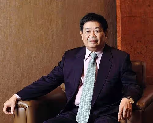 中國首善曹德旺曝近況！現身酒會喝10元礦泉水，與眾網紅合影敬酒