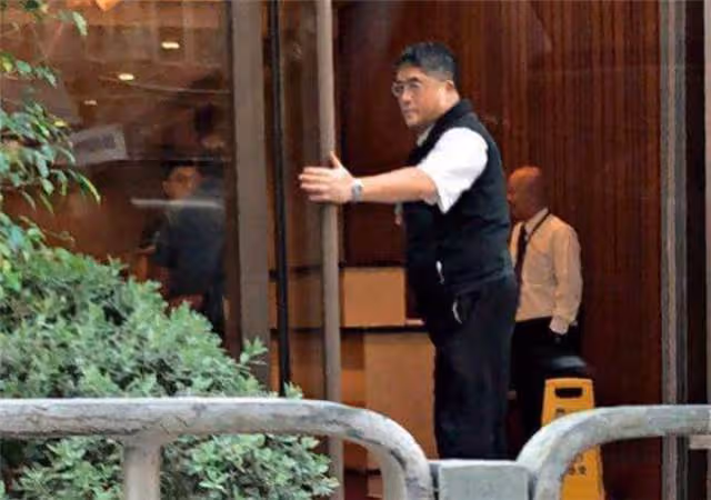 曾被稱「翻版」梁朝偉,67歲香港男星放低姿態轉行做安保「月薪60000」安穩生活:不和別人比,我過得很好