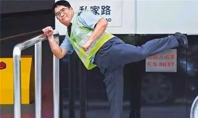 曾被稱「翻版」梁朝偉,67歲香港男星放低姿態轉行做安保「月薪60000」安穩生活:不和別人比,我過得很好