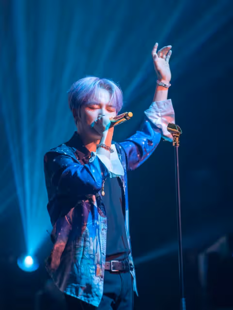 金在中來馬開唱自稱「Abang Jae Joong」　賣力演出致膝蓋流血
