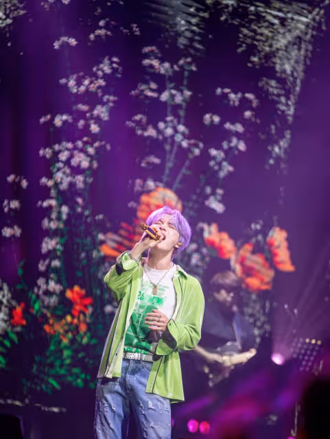 金在中來馬開唱自稱「Abang Jae Joong」　賣力演出致膝蓋流血