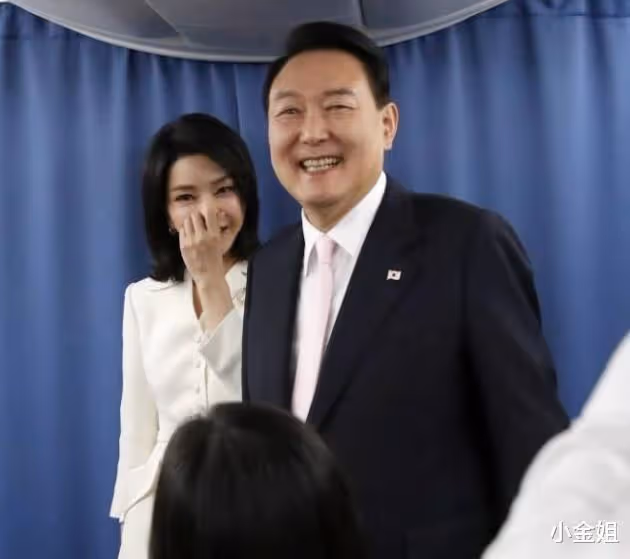 臉垮了！韓國第一夫人整容矽膠臉成功搶鏡，扛不住外媒高清鏡頭