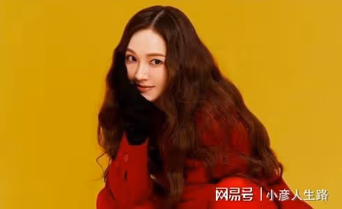 鄭秀妍穿芭比粉弔帶裙出席活動,側腰皮膚松垮,網友:關曉彤完勝