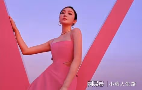 鄭秀妍穿芭比粉弔帶裙出席活動,側腰皮膚松垮,網友:關曉彤完勝