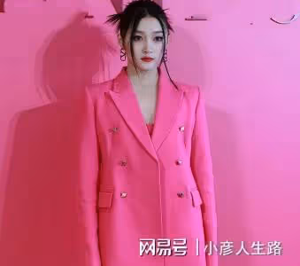 鄭秀妍穿芭比粉弔帶裙出席活動,側腰皮膚松垮,網友:關曉彤完勝