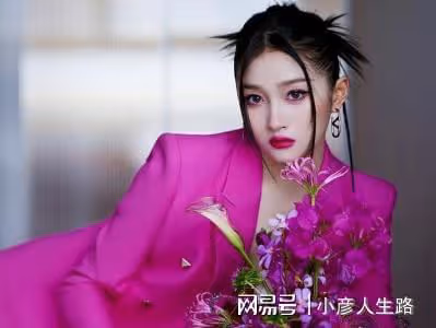 鄭秀妍穿芭比粉弔帶裙出席活動,側腰皮膚松垮,網友:關曉彤完勝