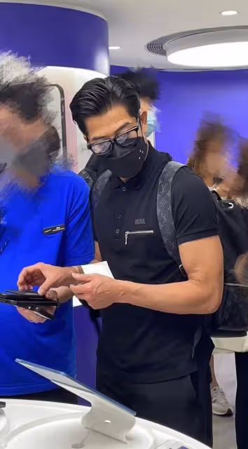 郭富城陪老婆逛街買手機殼!背萬元奢侈包,身材壯碩手臂青筋直冒