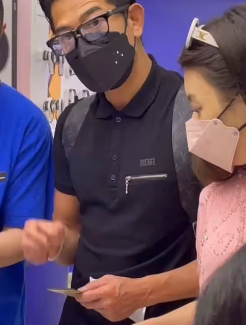 郭富城陪老婆逛街買手機殼!背萬元奢侈包,身材壯碩手臂青筋直冒