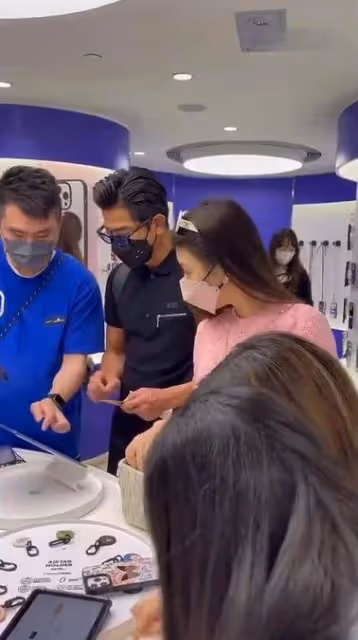 郭富城陪老婆逛街買手機殼!背萬元奢侈包,身材壯碩手臂青筋直冒