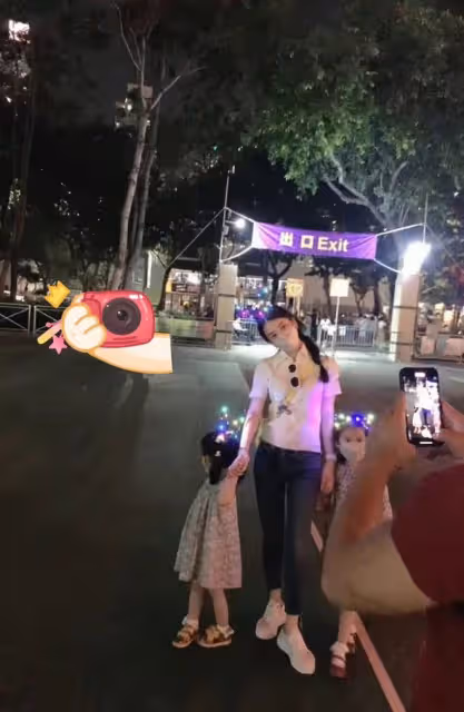郭富城陪老婆逛街買手機殼！背萬元奢侈包，身材壯碩手臂青筋直冒