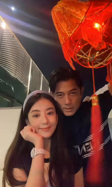 郭富城陪老婆逛街買手機殼！背萬元奢侈包，身材壯碩手臂青筋直冒