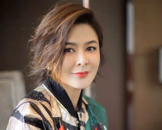 大美人關之琳60歲大壽!收到多捧鮮花不缺追求者,獨居1.5億豪宅