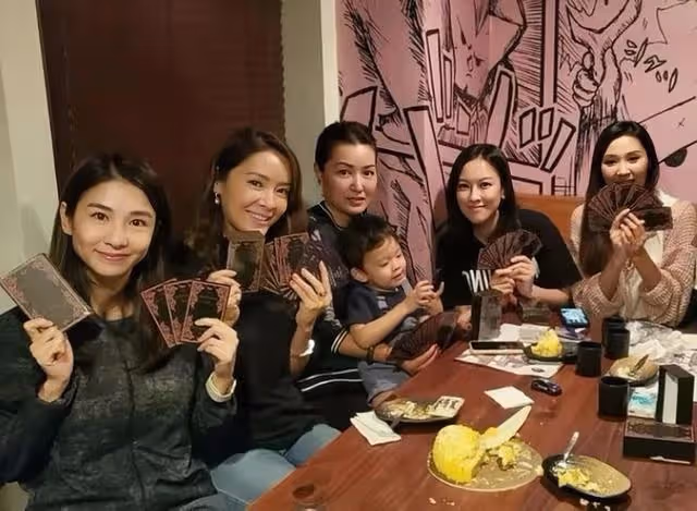 香港知名女星罕見出鏡!保養似少女,單身多年被傳隱婚生子